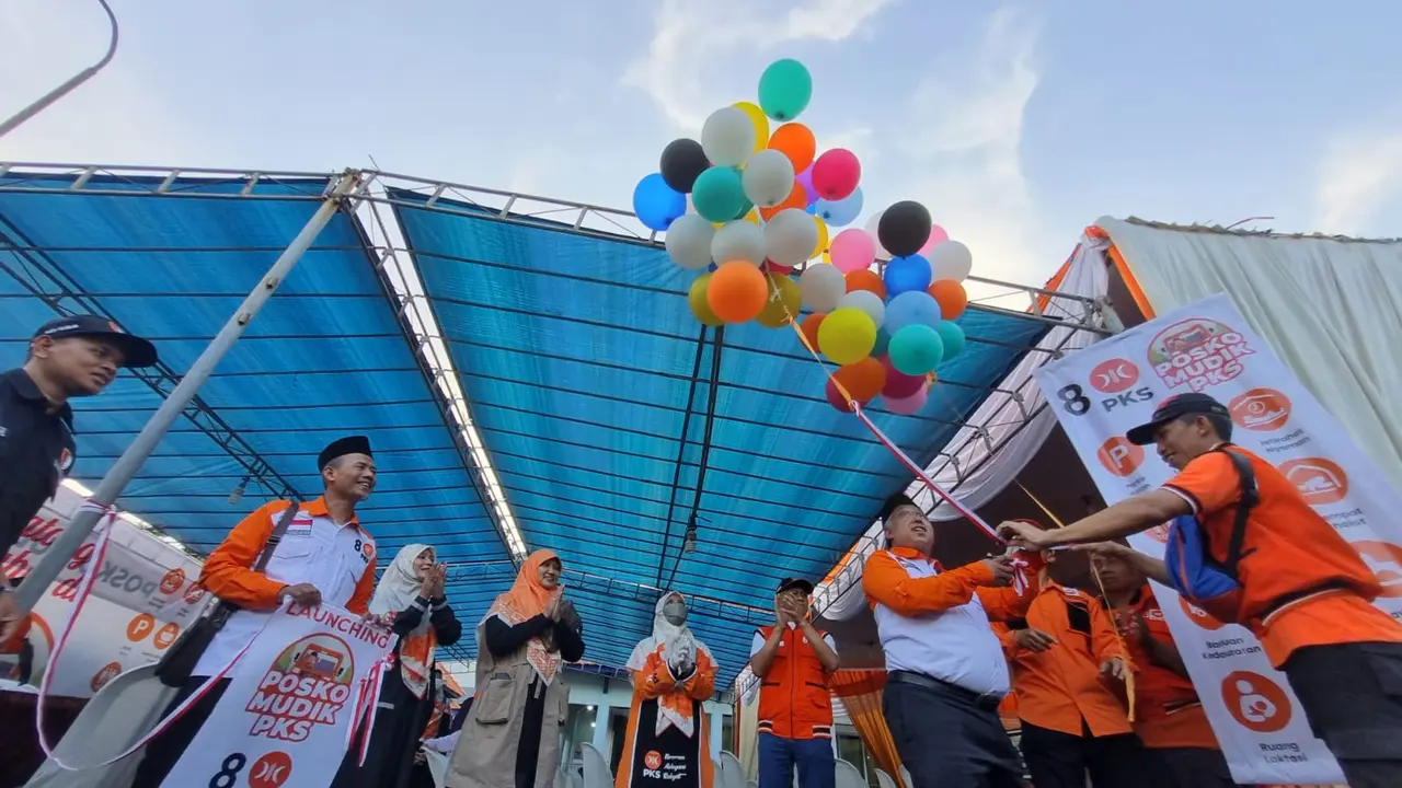 Ketua DPW PKS Jatim, Irwan Setiawan melaunching Posko Mudik 8 PKS di terminal bus Purabaya, Bungurasih, Sidoarjo. (Iistimewa).