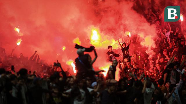 Foto: Saling Respek Antara Brigata Curva Sud dan Bobotoh di Laga Persib Bandung Vs PSS Sleman