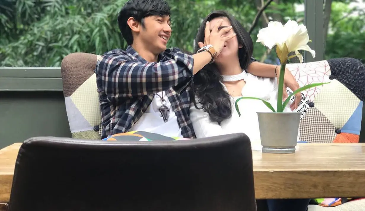 Caesar lebih memilih liburan dalam negeri di banding luar negeri. "Indonesia sajalah. Ke Bali atau ke mana. Karena orang luar saja pada pengin liburan di Indonesia. Masa gue sendiri orang dalem enggak mau," ujar Caesar Hito. (Instagram/hitocaesar)