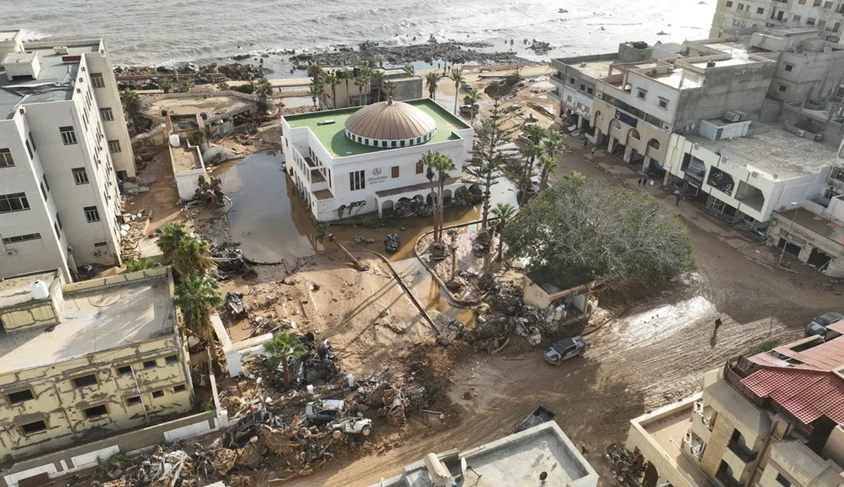 Sejumlah bantuan sudah mulai berdatangan, termasuk dari Mesir. Namun upaya penyelamatan terhambat oleh situasi politik di Libya, di mana negara tersebut terpecah menjadi dua pemerintahan yang bersaing. (AP Photo/Jamal Alkomaty)