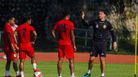 Paul Munster memimpin sesi latihan Bhayangkara Solo FC di Stadion UNS, baru-baru ini. (Dok Bhayangkara Solo FC)