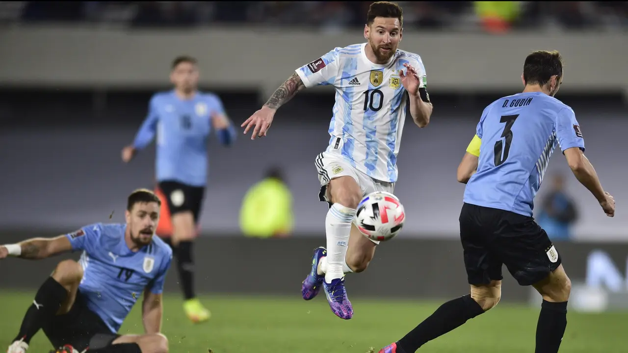 Foto: Lionel Messi Cetak Gol saat Argentina Melumat Uruguay dalam Kualifikasi Piala Dunia 2022