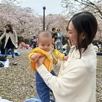 Nadia Saphira hilang dari layar kaca. Namun kini, pesonanya masih tetap menghipnotis dan tuai pujian dengan gaya kasualnya bersama sang buah hati. [Foto: Instagram/ Nadia Saphira]