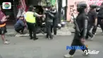 Dua wartawan foto melaporkan kasus penganiayaan yang dilakukan oleh polisi saat meliput kerusuhan Hari Buruh di Bandung.