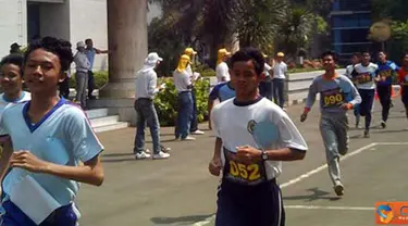 Citizen6, Jakarta: Tes fisik merupakan bagian dari rangkaian seleksi pembentukan Paskibra yang diselenggarakan Sudin Olahraga dan Pemuda Kota Administrasi Jakarta Utara, Sabtu (16/4). Sebanyak 200 pelajar SMA se-Jakarta Utara mengikuti seleksi tersebut.