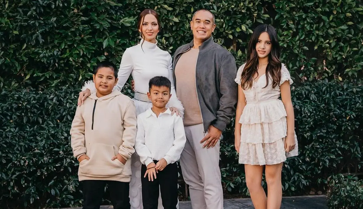Kenakan dress warna cream selutut dan dipadukan dengan heels angke strap dan rambut yang dibiarkan digerai, Mikhayla pancarkan pesonanya. Lahir pada 2 Juni 2012, gadis cantik dengan nama lengkap Mikhayla Zalindra Bakrie ini genap berusia 12 tahun pada Juni 2024 mendatang. Berbeda dengan sang putri, Nia tampil dengan busana putih dengan rambut ikat kuncir kuda. (Liputan6.com/IG/@ramadhaniabakrie)