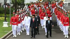 Presiden Jokowi bersama dengan Wapres Jusuf Kalla saat kirab pelantikan Gubernur dan Wakil Gubernur DKI Jakarta Anies Baswedan dan Sandiaga Uno periode 2017-2022 di Istana Negara, Jakarta, Senin (16/10). (Liputan6.com/Angga Yuniar)