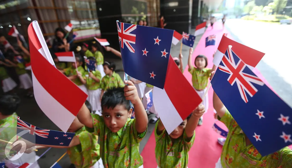 Sejumlah murid TK memegang bendera menyambut kedatangan PM Selandia Baru, John Phillip Key di Kemendikbud, Jakarta, Senin (18/7). Kunjungan tersebut dalam rangka peluncuran  kerjasama pendidikan anak usia dini. (Liputan6.com/Faizal Fanani)