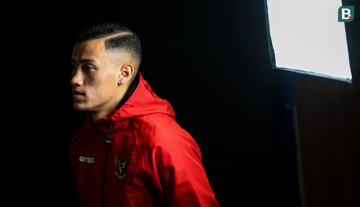 <p>Pemain sekaligus kapten Timnas Indonesia, Jay Idzes saat konferensi pers menjelang menjelang laga lanjutan putaran ketiga Kualifikasi Piala Dunia 2026 melawan Jepang di Stadion Utama Gelora Bung Karno (SUGBK), Senayan, Jakarta, Kamis (14/11/2024). (Bola.com/Bagaskara Lazuardi)</p>