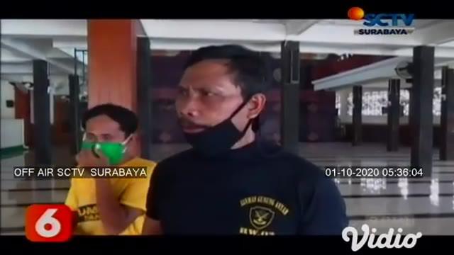 Pembobol kotak amal di Masjid Baiturrahim, Surabaya terekam kamera CCTV. Pelaku membobol lima kotak amal berukuran besar.