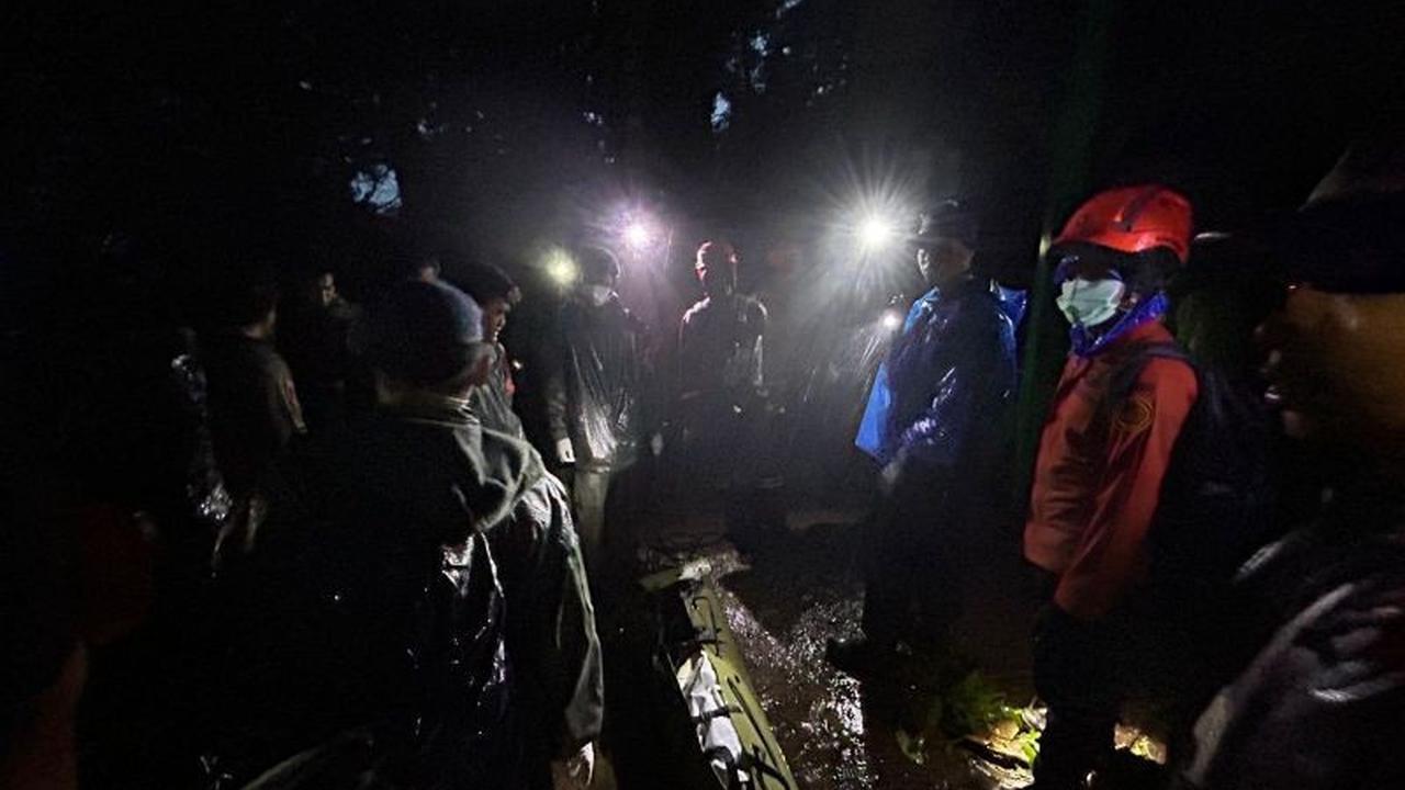 Evakuasi Korban Pesawat ATR: Dua Jenazah Ditemukan di Gunung Bulusaraung Pangkep