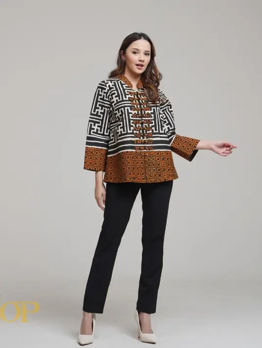 Blouse Lavrin, blouse kasual berlengan panjang dengan kerah model mandarin, menampilkan motif labirin pada warna dasar putih dan cokelat. Terbuat dari batik cap berbahan katun, koleksi dari Batik by HOP ini memadukan kenyamanan dengan sentuhan gaya yang khas. [Dok/instagram/batikbyhop.id]