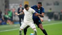 Duel Mattia Zaccagni dengan Manuel Akanji&nbsp;di laga Inter Milan vs Lazio di giornata 11 Serie A 2025/2026 di Giuseppe Meazza, Senin (10/11/2025) dini hari WIB. (AP Photo/Luca Bruno)