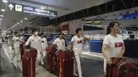 Sejumlah atlet taekwondo Korea Utara pergi ke Beijing, mengawali perjalanan internasional sejak perbatasan internasional mereka ditutup. (dok. AP/Ng Han Guan)