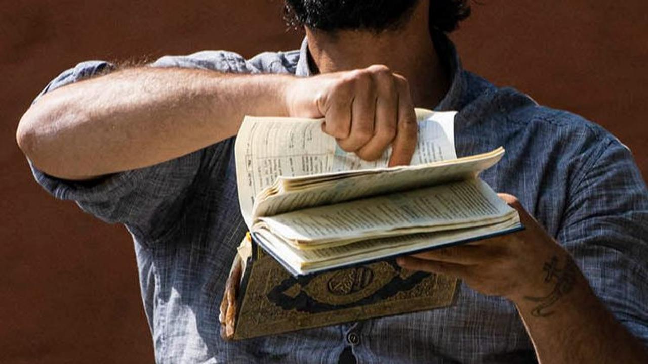 Seorang imigran asal Irak di Swedia pekan lalu membakar Alquran di luar sebuah masjid di Stockholm. Aksinya memicu kemarahan dari dunia muslim dan mendapat kecaman dari Paus Fransiskus.