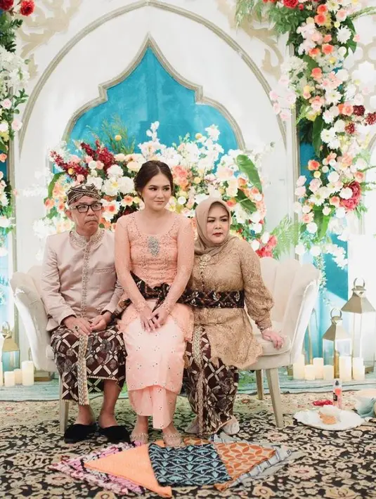 Jelang siraman, Clara mengganti kebayanya dengan kemben jumputan warna salem. Bagian luarnya masih dilapisi kebaya dengan aksen bros. (Instagram/masayuclara).