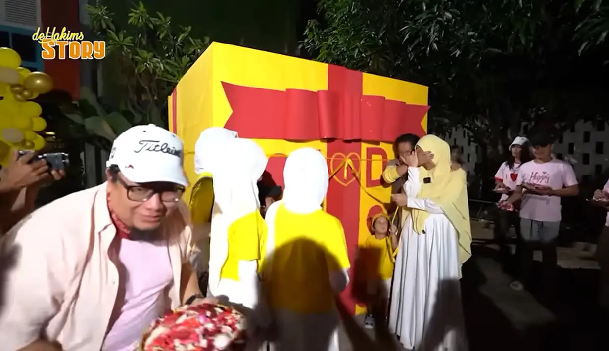Setelah satu persatu anak-anaknya memberikan kado, presenter kelahiran Bandung itu telah menyiapkan kejutan untuk sang istri. Potret Della ditutup matanya dan berjalan menuju tempat kejutan. Kotak warna kuning sebagai kejutan dari pria lima orang anak  ini untuk sang istri. [Youtube/deHakims Story]