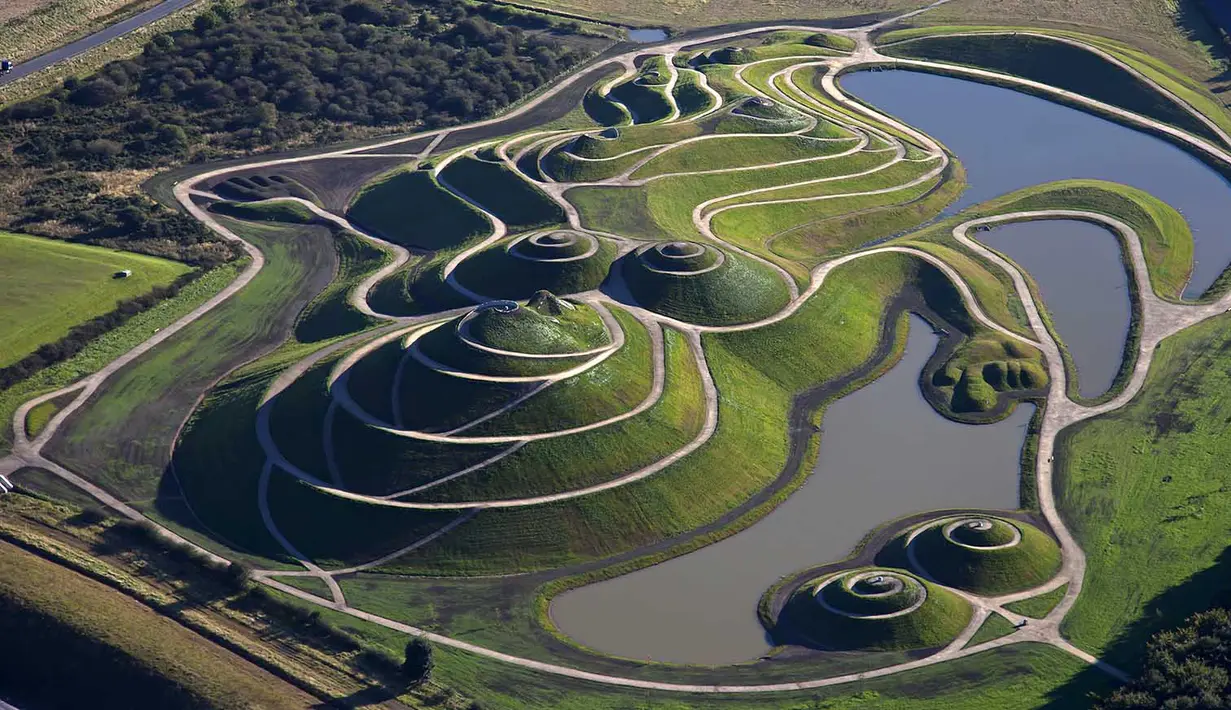 The Garden of Cosmic Speculation adalah taman yang memiliki desain yang paling unik. Charles Jencks, bersama dengan istrinya membuat taman ini sejak tahun 1989 dengan ide-ide mereka sendiri mengenai ilmu matematika dan science. (krasnayadacha.ru)