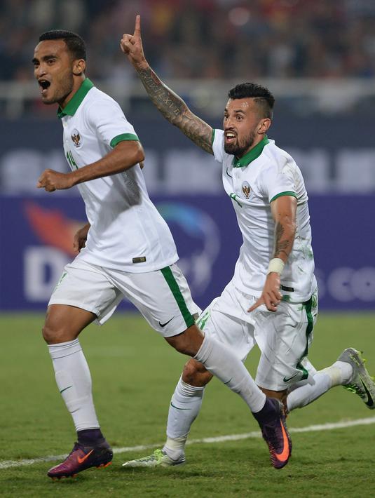 Gelandang timnas Indonesia, Stefano Lilipaly melakukan selebrasi usai menjebol gawang Vietnam pada leg kedua semifinal Piala AFF 2016 di Stadion Nasional My Dinh, Hanoi, Rabu (7/12). (HOANG DINH NAM/AFP)