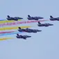 Jet tempur K-8 dari Tim Aerobatic "Hongying" Angkatan Udara China melakukan manuver pada China Airshow 2018 di Guangdong, Selasa (6/11). Pertunjukan ini menjadi ajang memamerkan kekuatan Angkatan Udara Tentara Pembebasan Rakyat China. (AP/Kin Cheung)