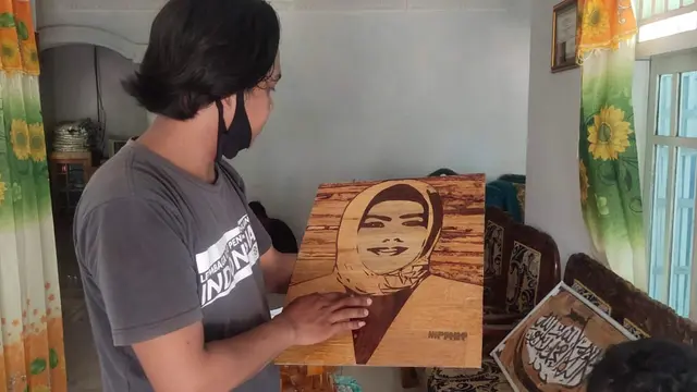 Kelompok Kaula Pemuda Kreatif Gorontalo saat memperlihatkan hasil karya mereka. Foto:Ryan (Arfandi Ibrahim/Liputan6.com)