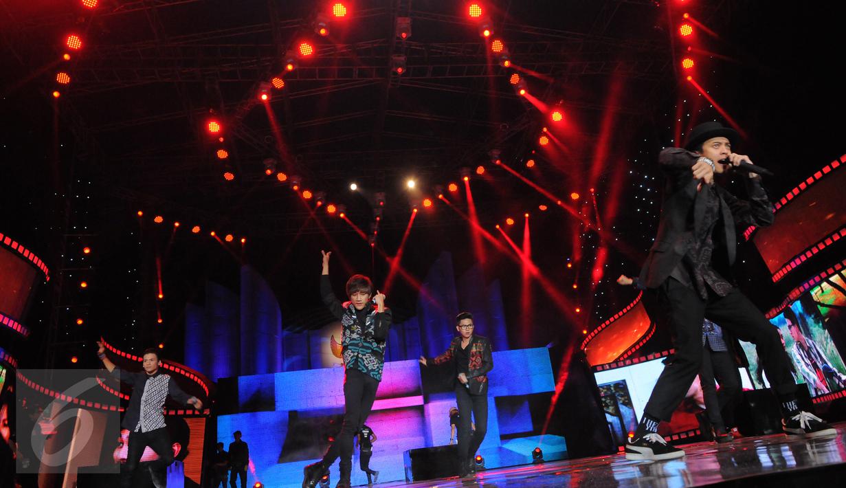 Boyband SMASH saat memeriahkan malam puncak Festival Film Bandung (FFB) 2014 yang digelar di Monumen Perjuangan Rakyat Jawa Barat pada 13 September 2014. FFB pertama kali diadakan sejak tahun 1987 rutin hingga saat ini. (Liputan6.com/Panji Diksana) 