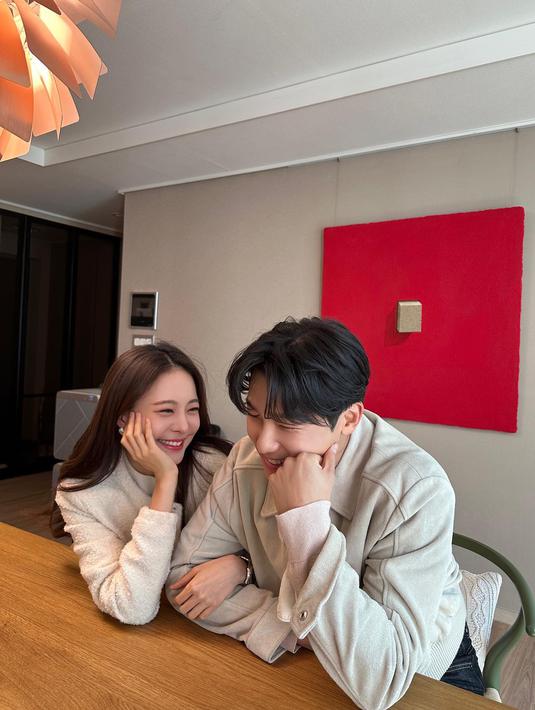 <p>Kang Min Hyuk dan Kim Min Young (Foto: Instgaram/ minyoung_aori)</p>