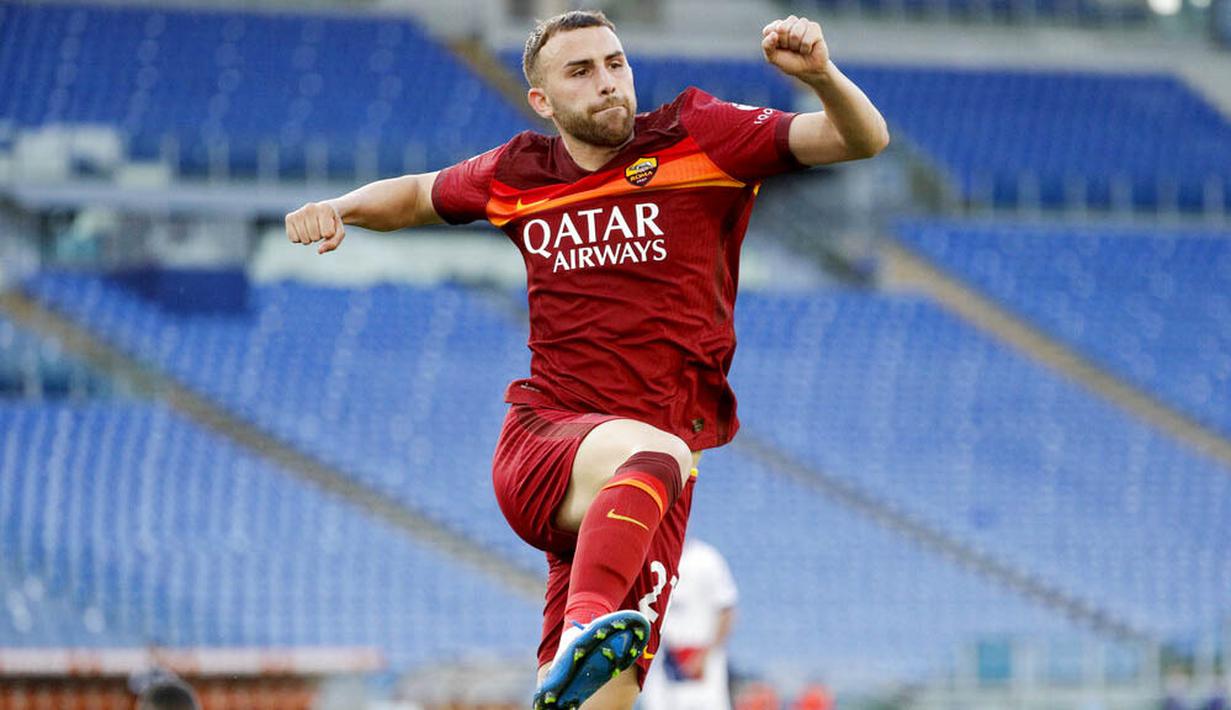 Pemain AS Roma, Borja Mayora, melakukan selebrasi usai mencetak gol ke gawang Crotone pada laga Liga Italia di Stadion Olimpico, Senin (10/5/2021). AS roma menang dengan skor 5-0. (AP/Gregorio Borgia)