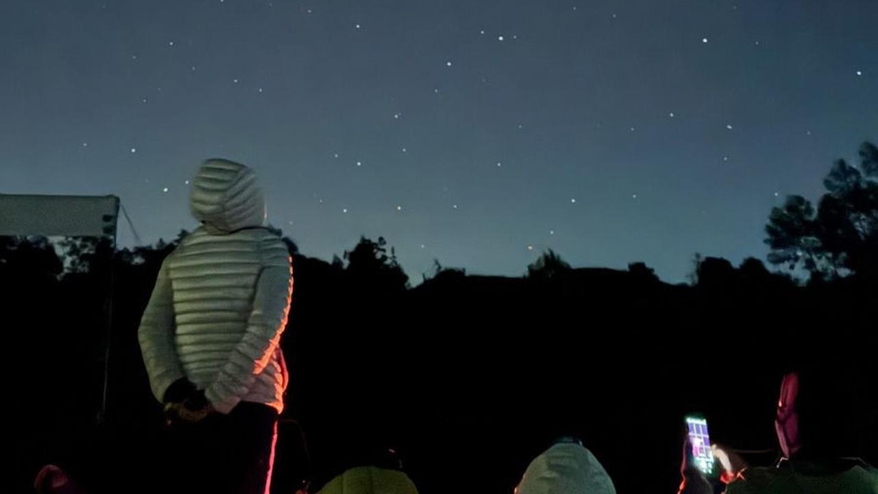 Keempatnya Tampak Menikmati Keindahan Langit Malam