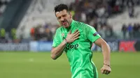 Kiper Juventus, Gianluigi Buffon merayakan timnya Juventus memenangi pertandingan leg kedua semifinal Liga Champions di Turin, Italia, (10/5). Juventus melangkah ke final setelah menang dengan aggregat 4-1. (AFP Photo/Valery Hache)