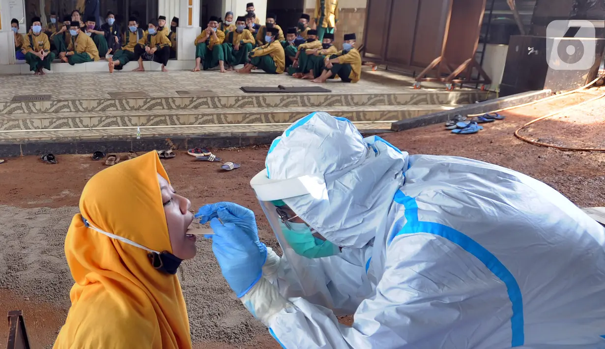Santri melakukan swab test di Pondok Pesantren Baitul Hikmah, Bojongsari, Depok, Jawa Barat, Kamis (12/11/2020). Swab test massal dilakukan menyusul ditemukannya paparan COVID-19 terhadap seorang santri dan untuk memutus mata rantai penyebaran. (merdeka.com/Arie Basuki)