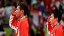 Tontowi Ahmad dan Liliyana Natsir saat memberikan hormat kepada sang Merah Putih serta menyanyikan lagu kebangsaan Indonesia Raya setelah meraih emas ganda campuran bulutangkis Olimpiade Rio 2016. (Reuters/Mike Blake)