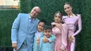 Berpose berlima bersama, keluarga Nia terlihat kompak. Mereka mengenakan busana pesta berwarna pastel. [@ramadhaniabakrie]