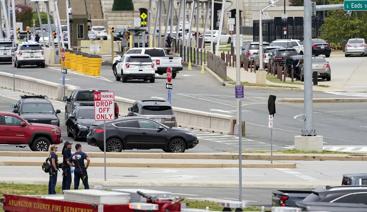 Kendaraan darurat terlihat di luar area Metro Pentagon, Pentagon, Washington, Amerika Serikat, Selasa (3/8/2021). Seorang polisi tewas dalam insiden penembakan di luar gedung Pentagon. (AP Photo/Andrew Harnik)