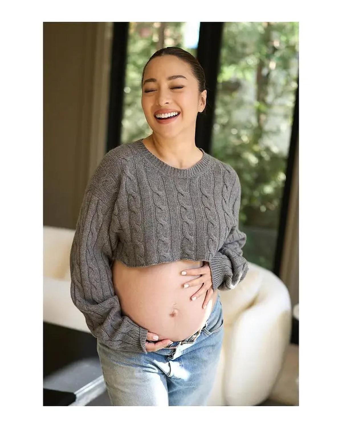 6 Potret Glowing Nikita Willy Lakoni Maternity Shoot di Luar Negeri, Elegan dengan Crop Top-Baju Transparan