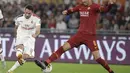 Gelandang AC Milan, Hakan Calhanoglu, melepaskan tendangan ke gawang AS Roma pada laga Serie A 2019 di Stadion Olympic, Senin (27/10). AS Roma menang dengan skor 2-1. (AP/Andrew Medichini)