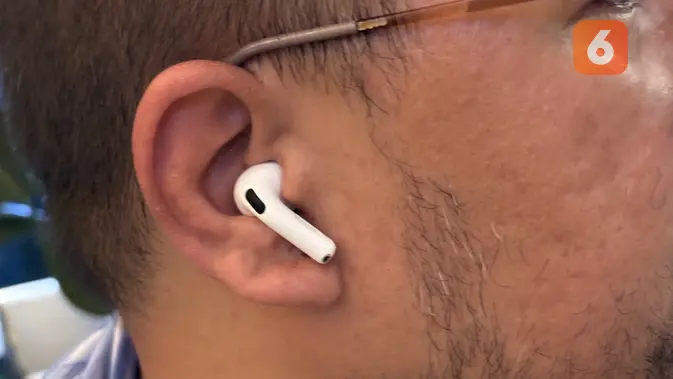 <p>AirPods 4 ANC terpasang di telinga sangat nyaman.</p>