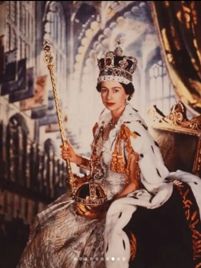 Imperial State Crown dikenakan Ratu Elizabeth II pada hari pentahbisannya menjadi Ratu. (Foto: Instagram/@mimi.julid)