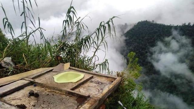 6 Potret Toilet Terletak di Lokasi Tak Biasa, Bikin Mikir Dua Kali