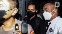 Ajudan Irjen Pol Ferdy Sambo, Bhayangkara Dua Richard Eliezer Pudihang Lumiu atau Bharada E (baju hitam) berjalan keluar usai pemeriksaan di Kantor Komnas HAM, Jakarta, Selasa (26/7/2022). Adapun Komnas HAM sebelumnya memanggil sekitar tujuh ajudan Ferdy Sambo, termasuk Bharada E terkait tewasnya Brigadir J alias Nofriansyah Yosua Hutabarat. (Liputan6.com/Johan Tallo)