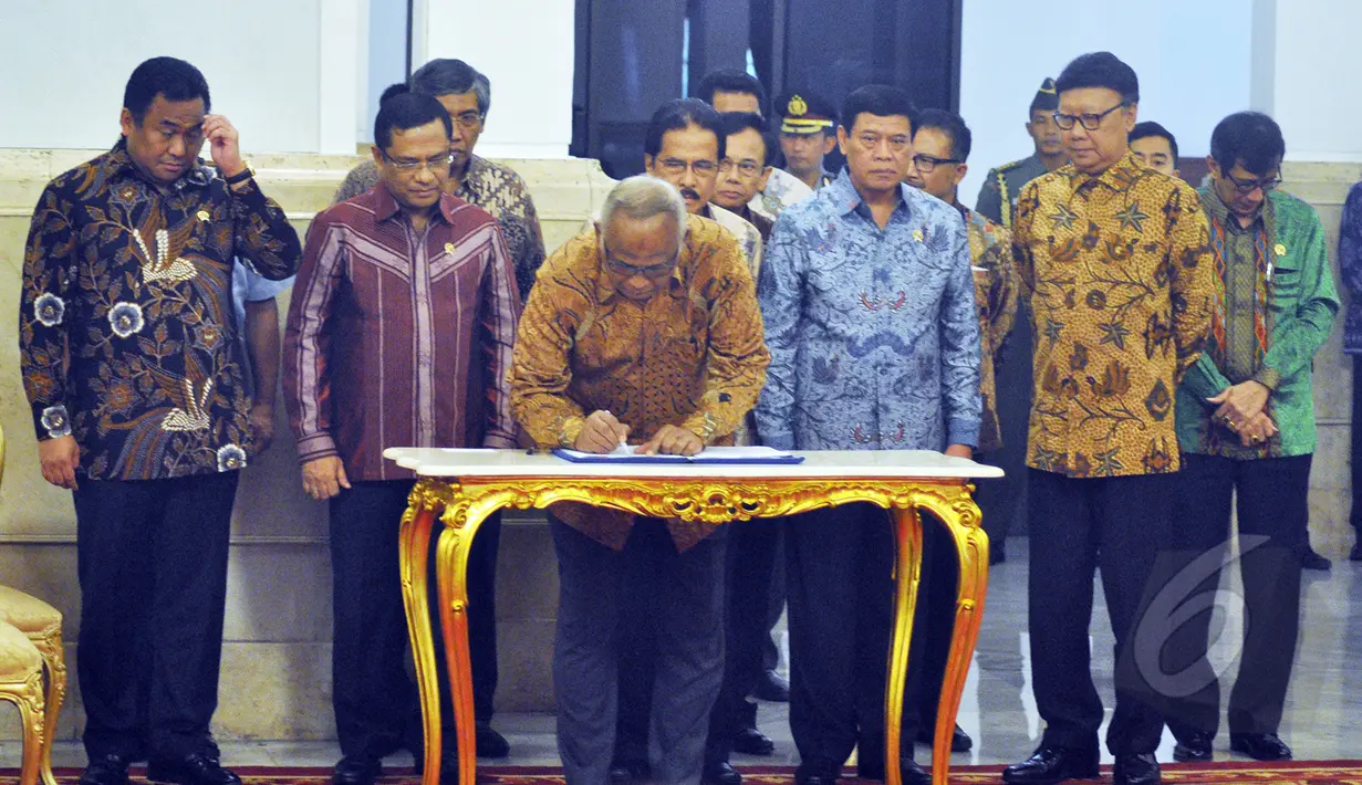 Plt Ketua KPK Taufiequrachman Ruki menandatangani MoU tentang Gerakan Nasional Penyelamatan SDA di Istana Negara, Jakarta, Kamis (19/3/2015). 29 Kementerian serta 12 pemprov menandatangani MoU tersebut. (Liputan6.com/Faizal Fanani)