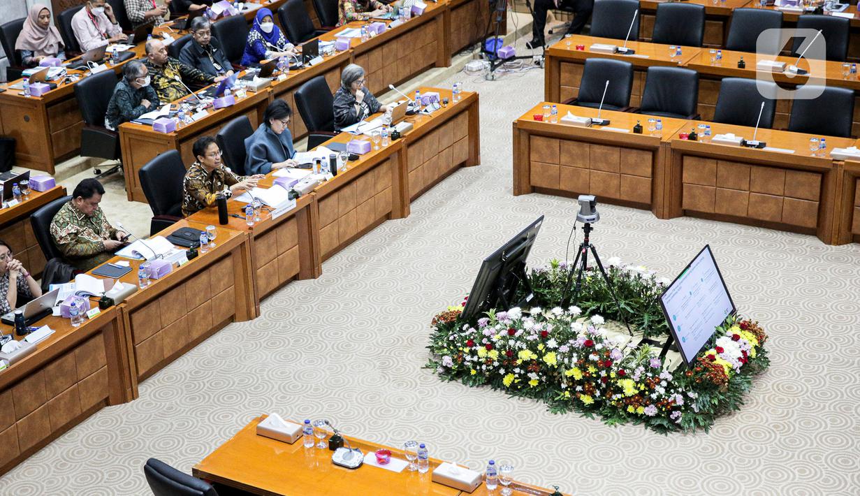Suasana rapat kerja Menteri Kesehatan RI Budi Gunadi Sadikin dengan Komisi IX DPR di Gedung Parlemen, Jakarta, Rabu (8/2/2023). Rapat membahas penjelasan strategi percepatan pelaksanaan transformasi kesehatan tahun 2023, strategi percepatan penanganan penyakit tidak menular dan penyakit menular dan pemenuhan tenaga dokter spesialis melalui program Academic Health System (AHS) serta peta jalan lintas sektoral terkait kemandirian obat dan alat kesehatan dalam negeri. (Liputan6.com/Faizal Fanani)