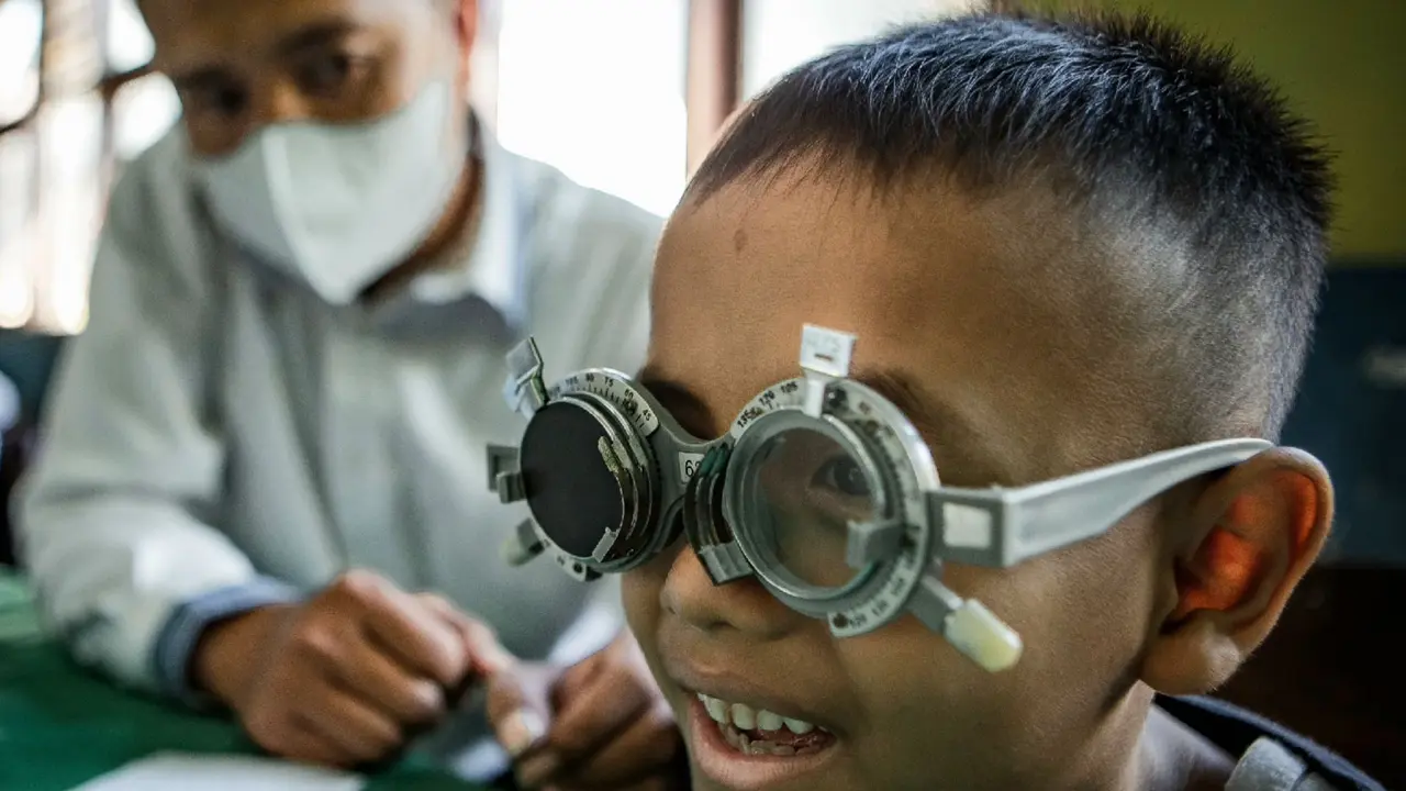 PT Perusahan Pengelola Aset memberikan bantuan kacamata gratis kepada para siswa dan guru SDN 1 Muara Ciujung Timur, Rangkas Bitung, Lebak, Banten. (Dok PPA)