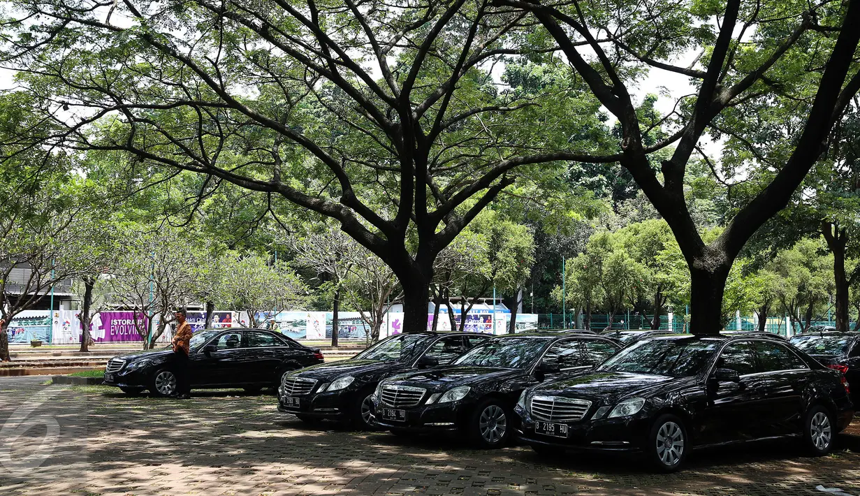 Deretan mobil mewah terparkir di Parkir Timur (Parkit) Senayan, Jakarta Pusat, Rabu (3/1). Total armada yang diparkir itu berjumlah 300 Mobil-mobil yang digunakan untuk mengangkut rombongan Raja Salman Bin Abdulazis Al Saud. (Liputan6.com/Johan Tallo)