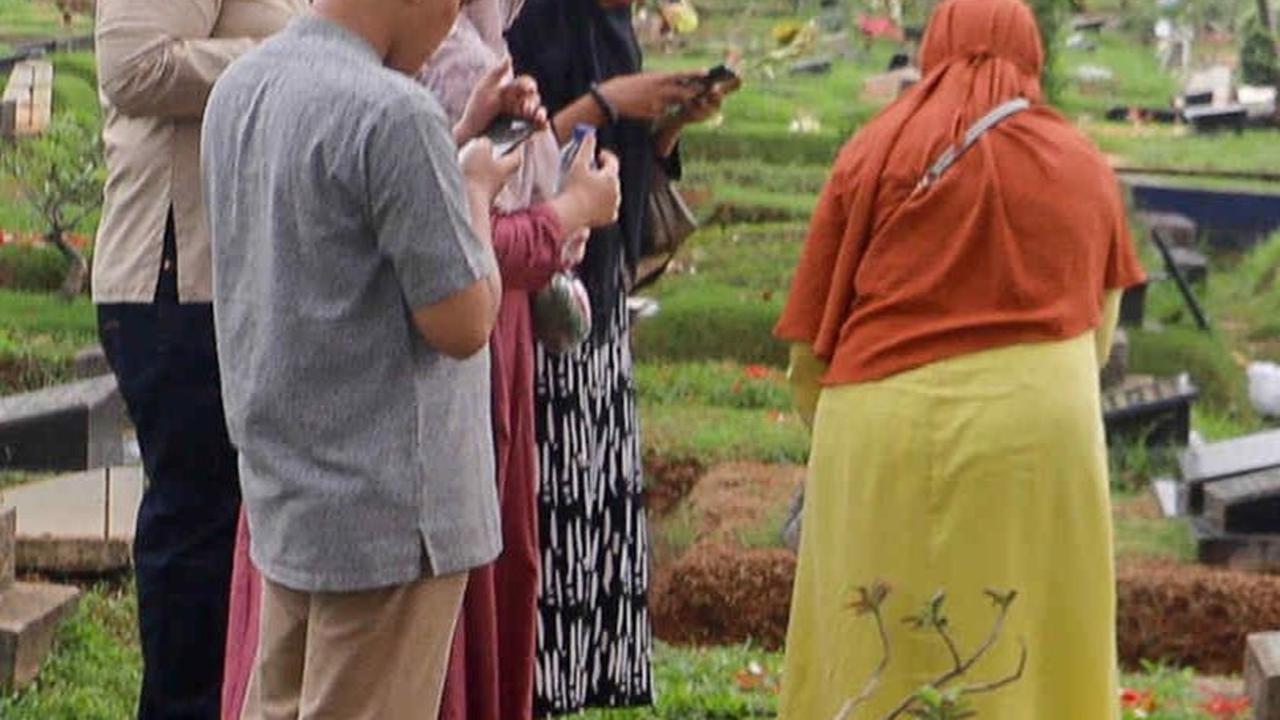 Mereka datang untuk mendoakan sanak saudaranya yang sudah wafat. Foto: Liputan6.com / Herman Zakharia