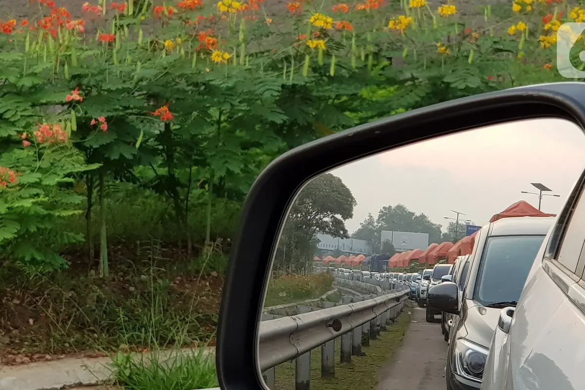 Jalan Tol Arah Bandara Soetta Macet