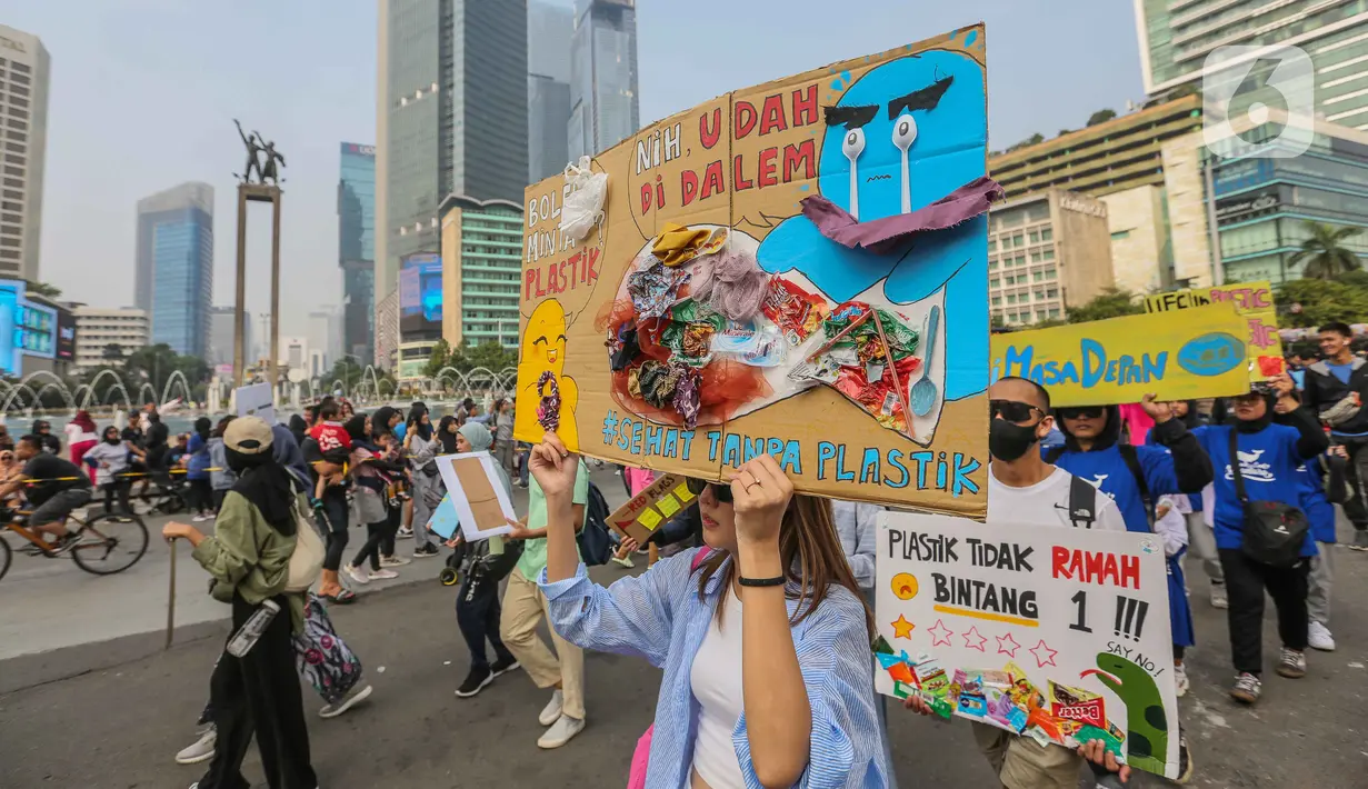 Plastik sekali pakai sangat sulit diurai dan berbahaya bagi kelangsungan hidup manusia, juga karena plastik berkontribusi besar bagi peningkatan emisi karbon bumi. (Liputan6.com/Faizal Fanani)