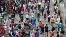 Warga beraktifitas ketika pelaksanaan Car Free Day (CFD) di Bundaran HI Jakarta, Minggu (30/12). Pelaksanaan CFD juga  untuk membentuk karakter masyarakat dalam mengurangi ketergantungan pada pemakaian kendaraan bermotor. (Liputan6.com/Faizal Fanani)