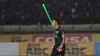 Penjaga gawang Mitra Kukar, Rivky Mokodompit mendapat sorotan sinar laser dari pendukung Persib saat laga semi final Piala Presiden 2015 di Stadion Si Jalak Harupat, Bandung, Sabtu (10/10/2015). Mitra Kukar kalah 1-3. (Liputan6.com/Helmi Fithriansyah)