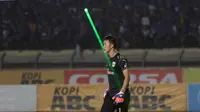 Penjaga gawang Mitra Kukar, Rivky Mokodompit mendapat sorotan sinar laser dari pendukung Persib saat laga semi final Piala Presiden 2015 di Stadion Si Jalak Harupat, Bandung, Sabtu (10/10/2015). Mitra Kukar kalah 1-3. (Liputan6.com/Helmi Fithriansyah)